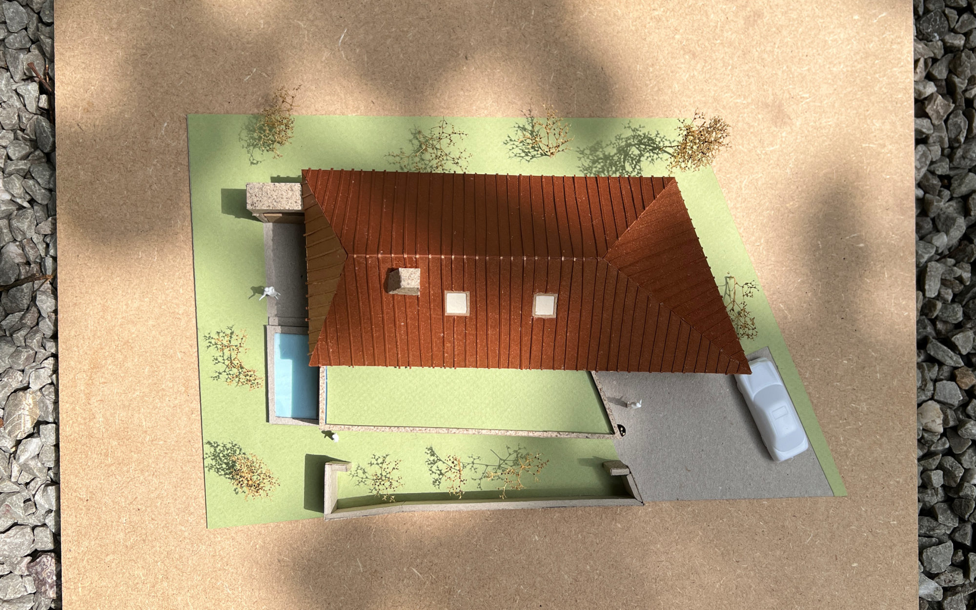 MAISON FAMILLE OBERNAI CONSTRUCTION TOITURE TOLE CHAUX SURPRISE ARCHITECTE PHOTO MAQUETTE