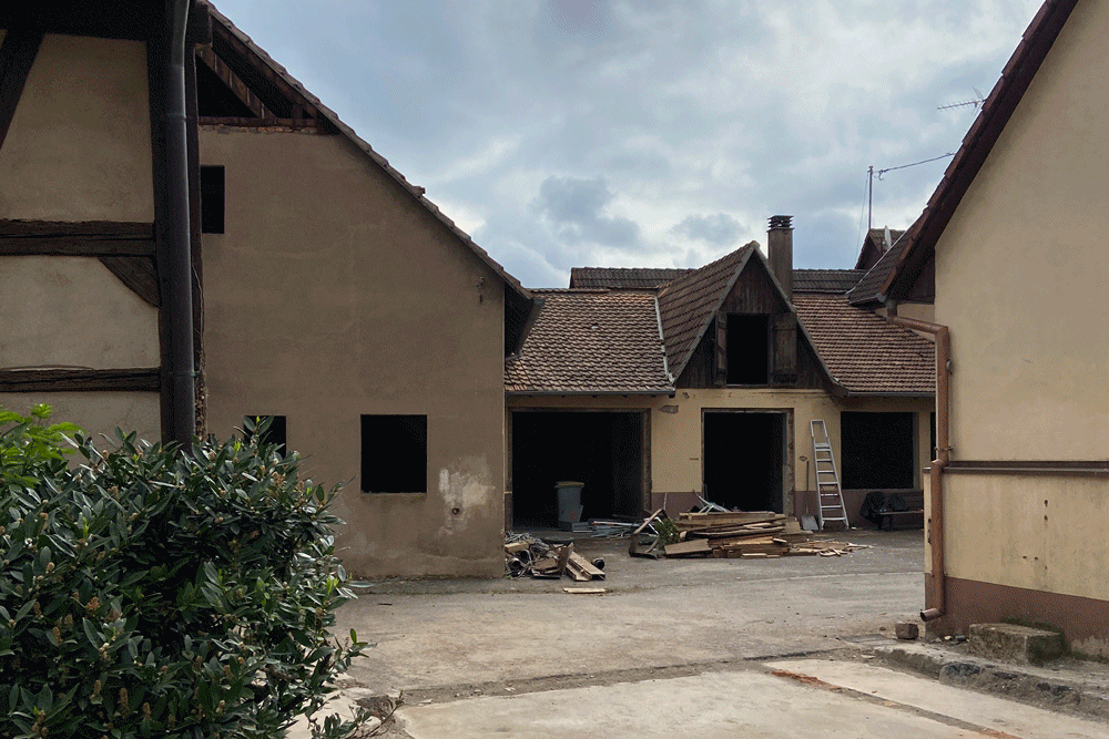 SURPRISE ARCHITECTE MEAET AVANT APRES BOUCHERIE RENOVATION EXTENSION REHBAILITATION ESPACE VERT MUR RIDEAU ENTRÉE FACADES CRÉPIS CHAUX BOIS ALUMINIUM