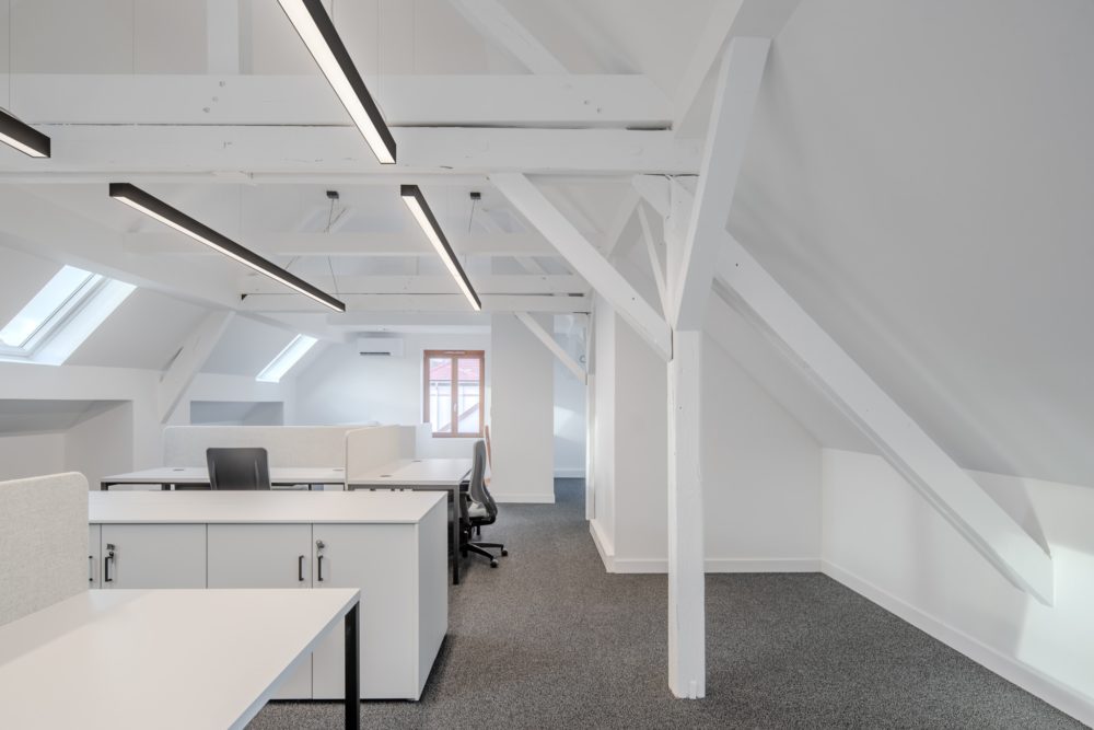 MEAET MEET MEAT RÉNOVATION EXTENSION RÉEMPLOI RÉHABILITATION BUREAU NOIR BLANC MOQUETTE LUMINAIRE SUSPENDU CHARPENTE