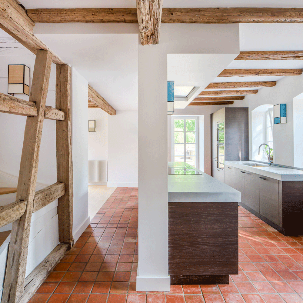 Berstett maison à colombage rénovation alsace architecte surprise adrien puzzuoli architecte cuisine couloir tomette chêne zinc
