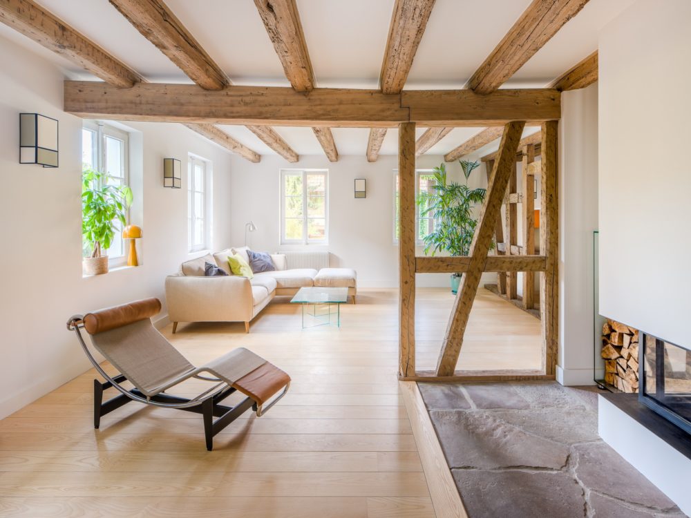 Berstett maison à colombage rénovation alsace architecte surprise adrien puzzuoli architecte lecture grès des vosges cheminée colombage