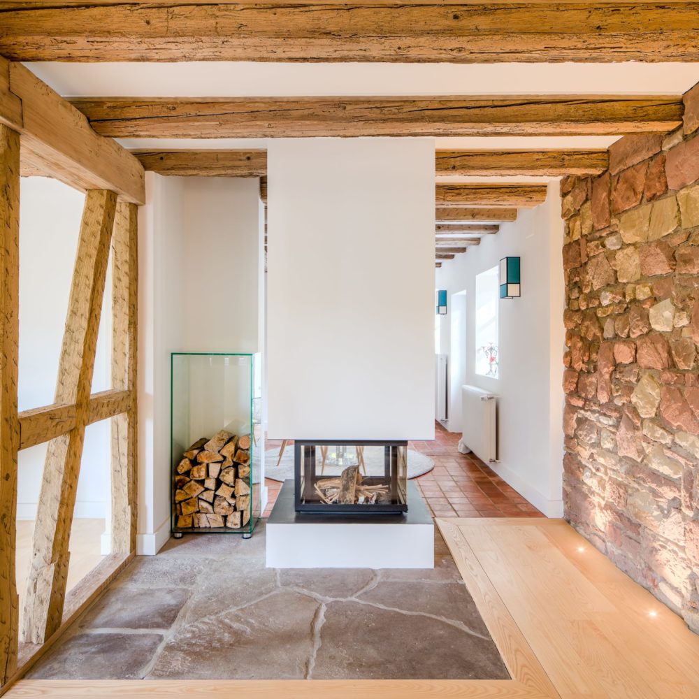 Berstett maison à colombage rénovation alsace architecte surprise adrien puzzuoli architecte cheminée grès des vosges parquet