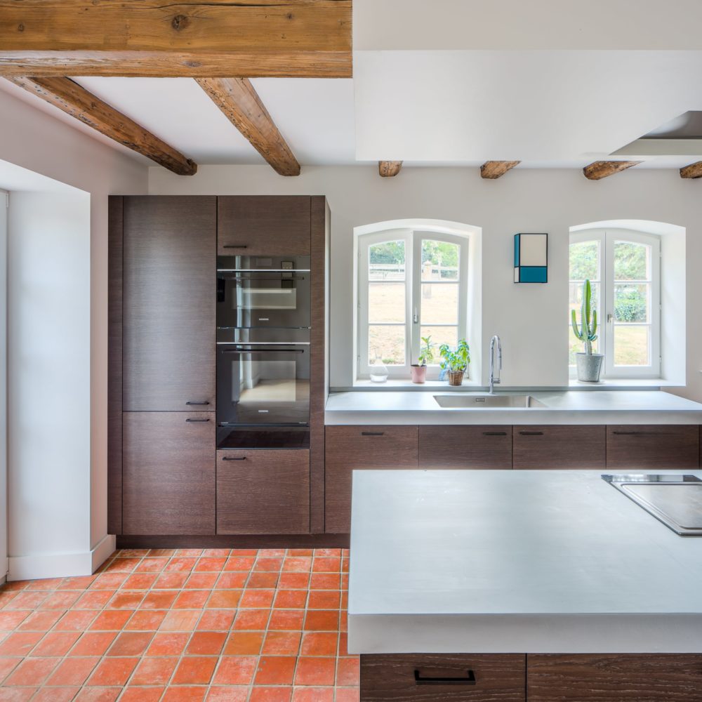 Berstett maison à colombage rénovation alsace architecte surprise adrien puzzuoli architecte cuisine bois chêne zinc plan de travail