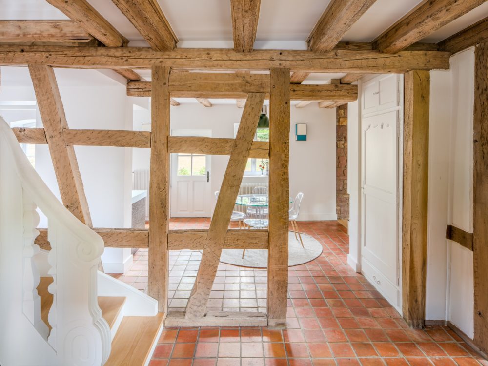 Berstett maison à colombage rénovation alsace architecte surprise adrien puzzuoli architecte tomette entrée