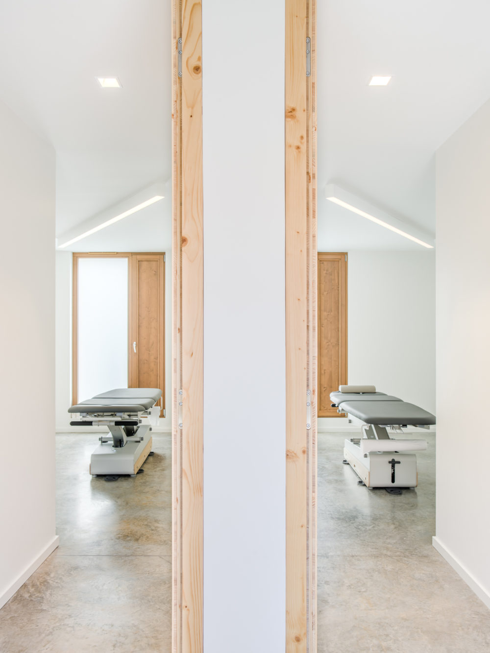 duttlenheim cabinet de kinésithérapie architecte surprise adrien puzzuoli architecte construction neuve projet alsace privé particulier sol béton brut béton quartzé habillage bois mur blanc salle de soin luminaire JPS