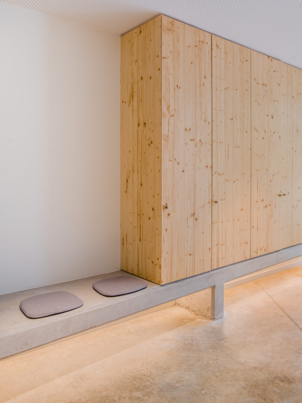 duttlenheim cabinet de kinésithérapie architecte surprise adrien puzzuoli architecte construction neuve projet alsace privé particulier sol béton brut béton quartzé habillage bois mur blanc meuble bois banc béton