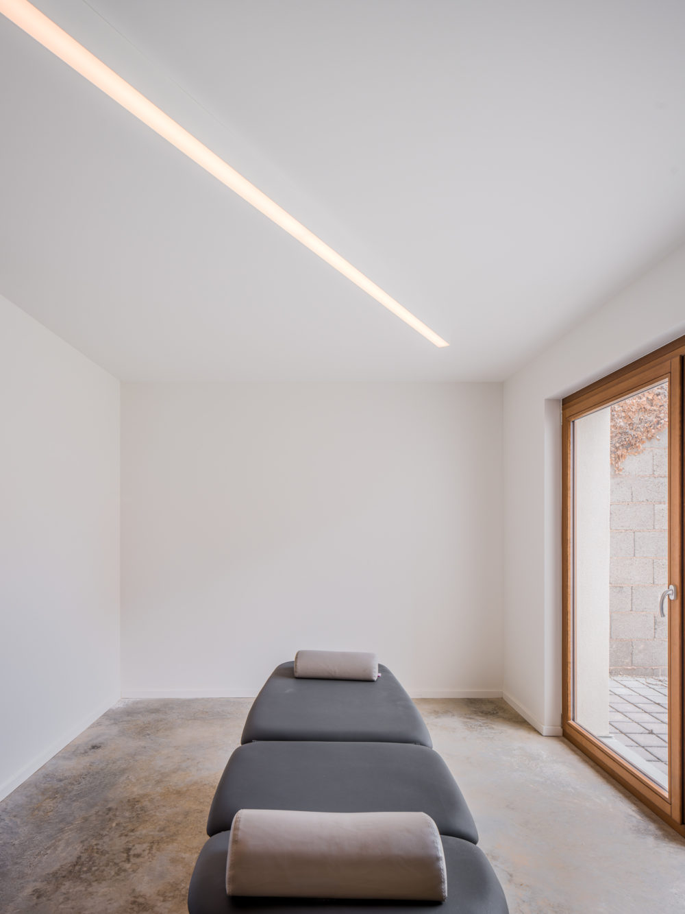 duttlenheim cabinet de kinésithérapie architecte surprise adrien puzzuoli architecte construction neuve projet alsace privé particulier sol béton brut béton quartzé habillage bois mur blanc salle de soin luminaire JPS
