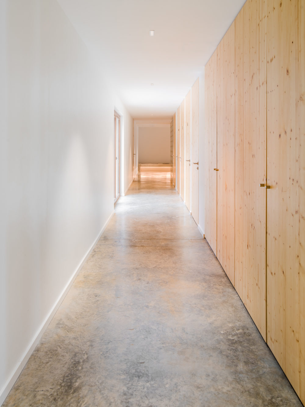duttlenheim cabinet de kinésithérapie architecte surprise adrien puzzuoli architecte construction neuve projet alsace privé particulier sol béton brut béton quartzé habillage bois mur blanc couloir perspective